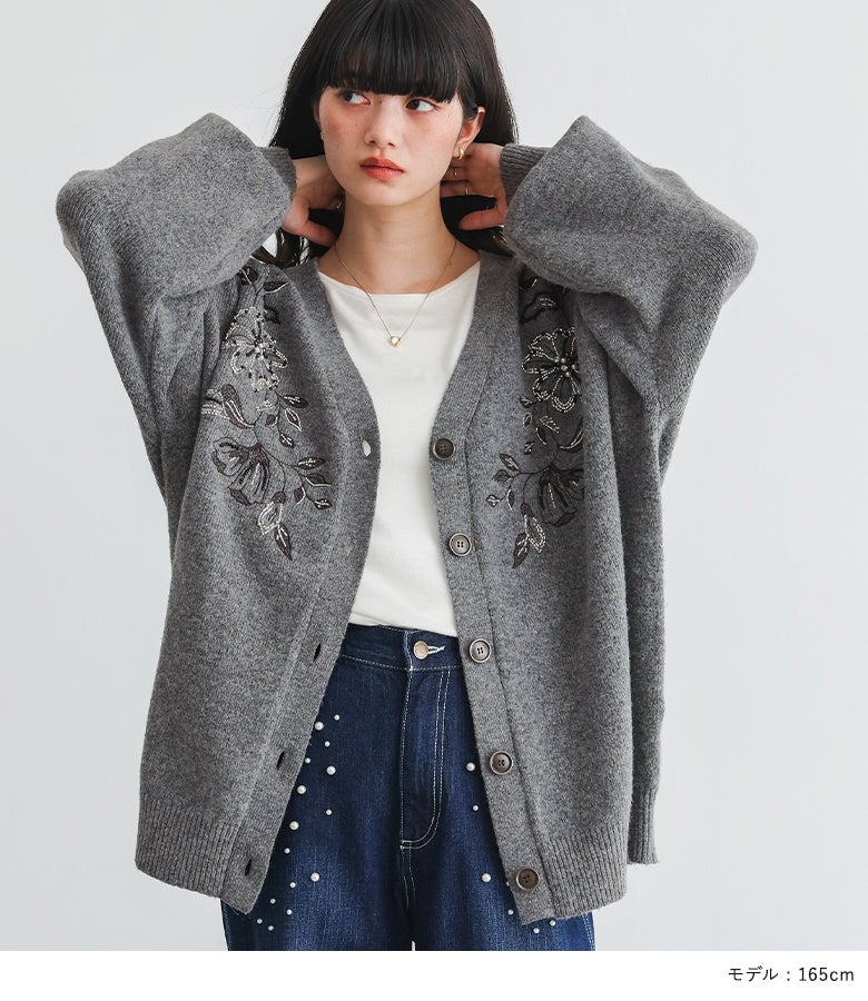 グレーのビジュー刺繍ニットカーディガンに白トップスとパール付きデニムパンツを合わせた、こなれ感漂う大人の甘辛ミックススタイル。