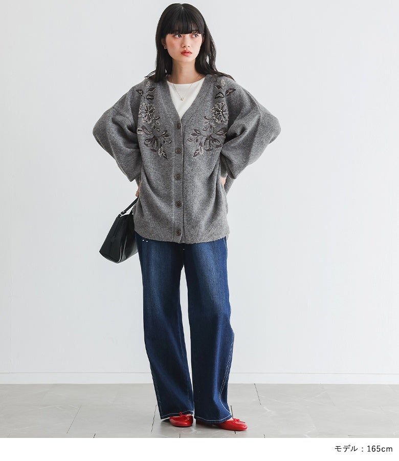 ビジュー刺繍カーディガンにワイドデニムパンツと赤のバレエシューズを合わせ、足元にアクセントを効かせた洗練カジュアルコーデ。