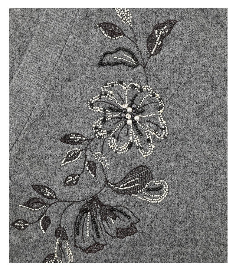 立体感のあるビジューやパール、ラメ糸刺繍が煌めき、シックなニット地に華やかさを与えるこだわりのフロントデザイン。