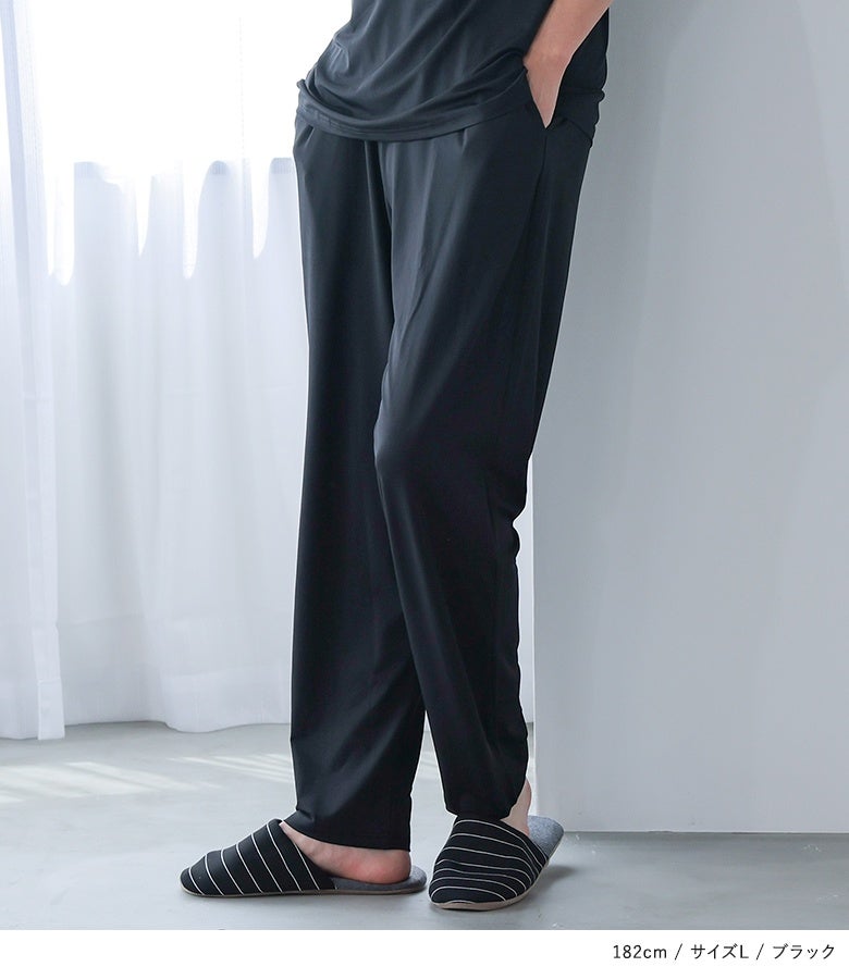 ブラックのリカバリーロングパンツ。締め付けのないウエスト周りと落ち感のある綺麗なストレートラインで、リラックスタイムに最適な穿き心地。