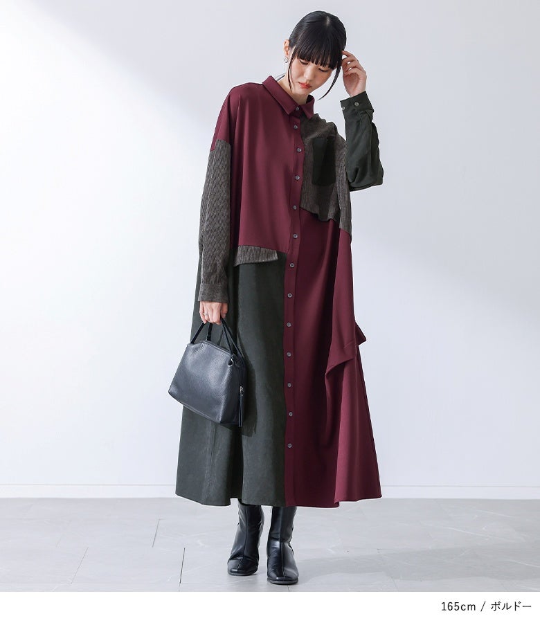 ボルドーの異素材切替シャツワンピースに黒の革バッグとショートブーツを合わせた秋冬のお出かけコーデ。落ち着いた配色で大人っぽい雰囲気を醸し出します。