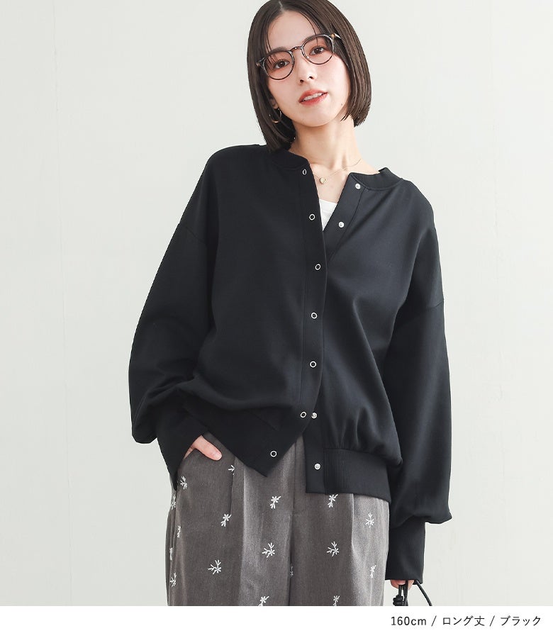 ブラックの前後2wayカーディガン。シックな黒とゆったりとしたロング丈が、グレーの総柄パンツと合わせた大人のラフモードなスタイリングを品よく引き締めます。