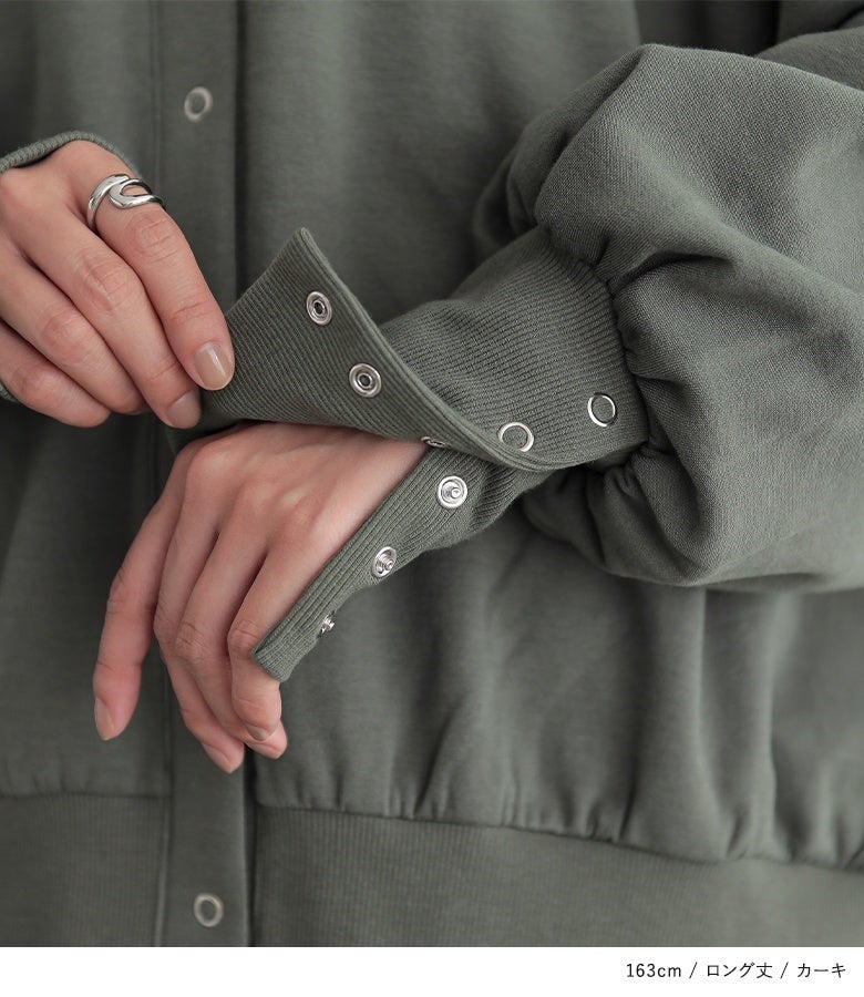 開閉できるスナップボタン付きの長めカフスデザイン。ボタンを開けて袖口を折ったりスリット風に見せたりと、手元のニュアンス変化を楽しめるこだわりの仕上がりです。