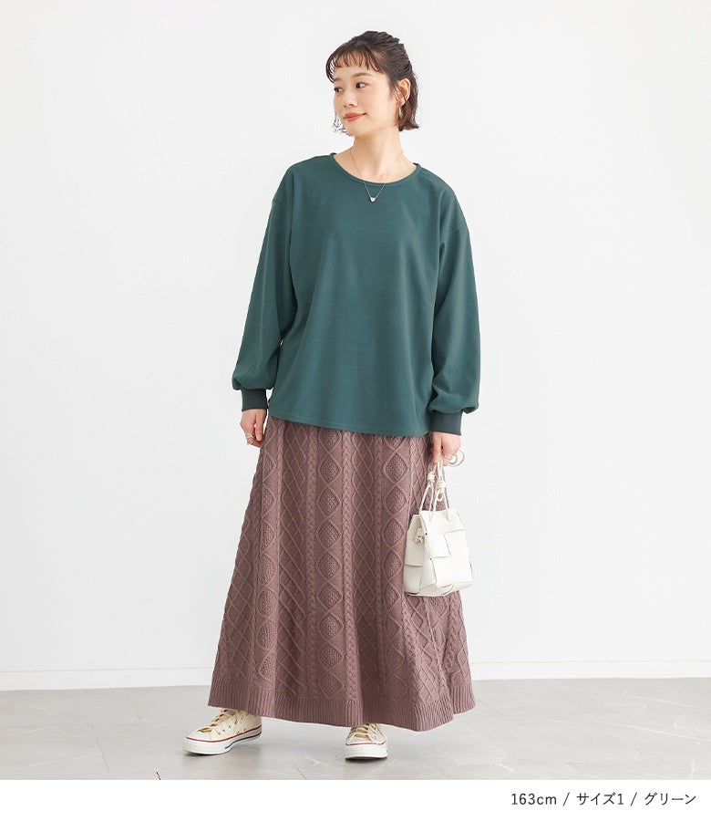深みのあるグリーンカラーのフリースプルオーバー。体をすっぽり包み込むゆったりフォルムとラウンド裾が、ロングスカートと合わせた大人カジュアルな装いを上品に引き締めます。