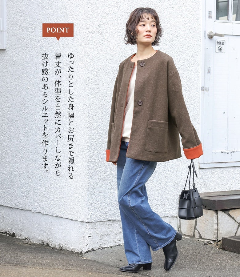 ゆったりとした身幅とお尻まで隠れる着丈が、体型を自然にカバーしながら抜け感のあるシルエットを作ります。デニムパンツと合わせた大人の休日カジュアルスタイル。