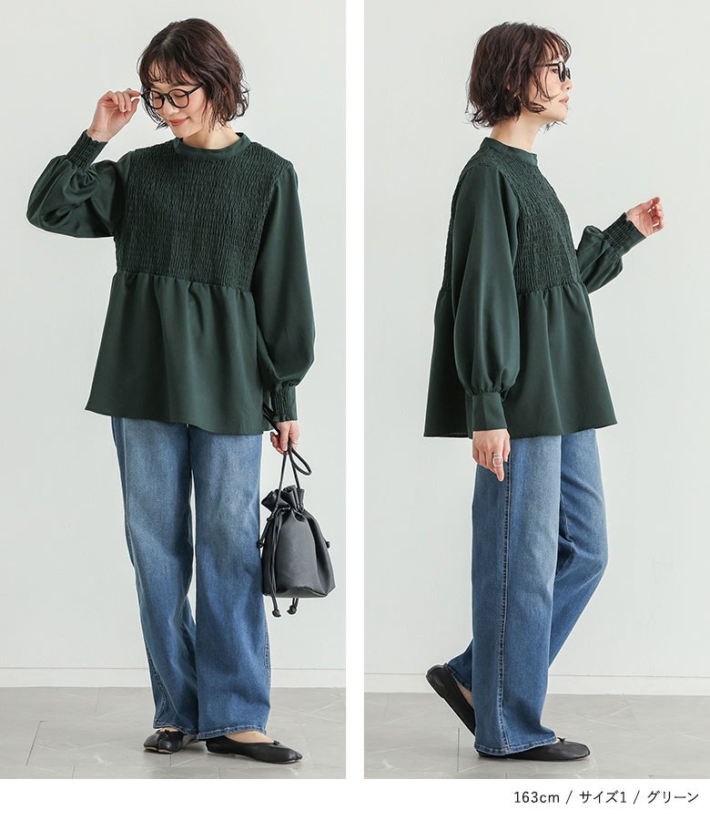 グリーンカラーのスモッキング刺繍デザインブラウス。シックな深みグリーンとデニムワイドパンツをあわせたスタイリングが、甘さを抑えた大人のカジュアルスタイルを演出します。