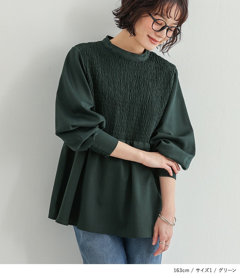 グリーンカラーのスモッキング刺繍デザインブラウス。胸元の立体的なシャーリングとふんわりぽわん袖が、デニムコーデに上品な華やぎと抜け感を添えてくれます。