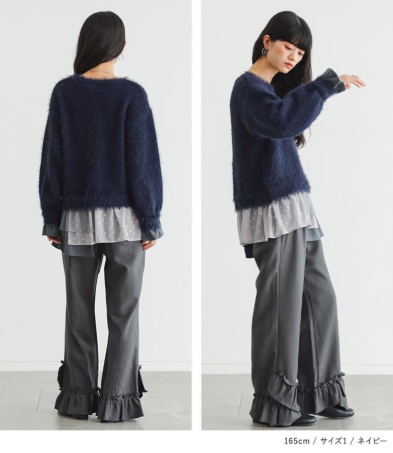 バックスタイルまでシフォンとチュールフリルが可憐に揺れるネイビーのシャギーニット。グレーのフリルパンツと合わせた洗練コーデは、秋の美術館巡りや休日のお出かけに個性を添えます。