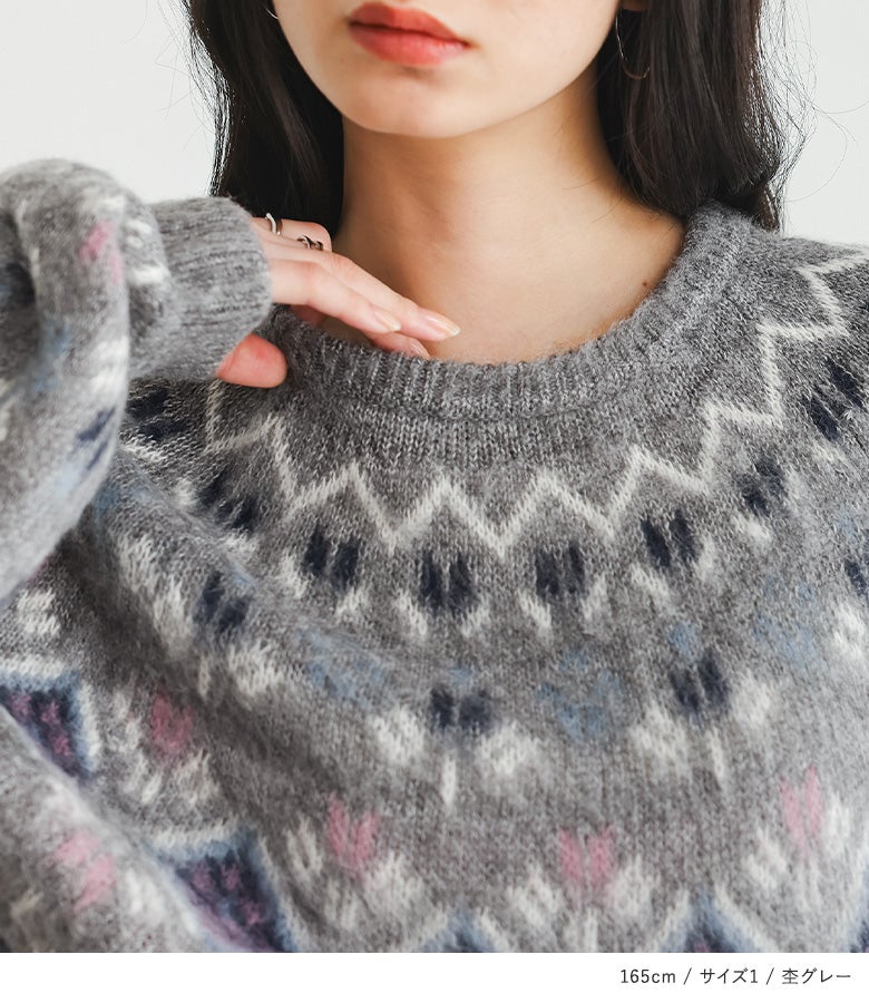 首元をすっきり魅せる上品なクルーネックライン。優しくフィットする首周りのリブワークと繊細な柄使いで、顔周りを明るく華やかに印象付けます。