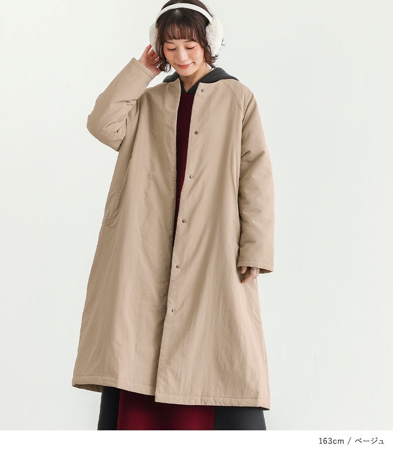 ベージュのロングコートにふわふわのイヤーマフを合わせた冬の防寒スタイル。すとんと落ちるロング丈のシルエットが体型をカバーしつつ、中綿入りで暖かく軽やかな着心地を叶える万能カジュアルアウター。
